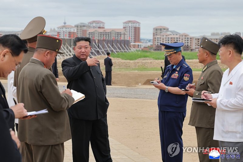 북한 김정은, 신의주 온실농장·제방공사 현장 시찰 (출처=연합뉴스)