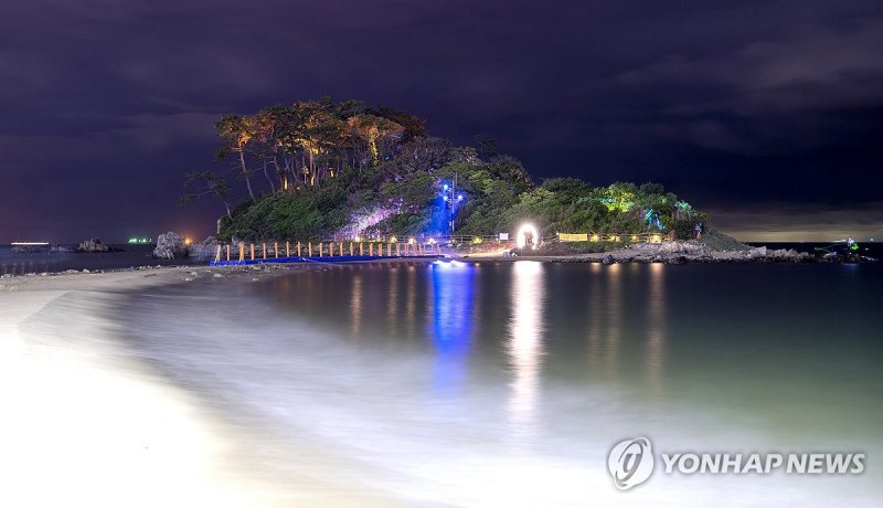 야간 조명으로 인기몰이하는 울주군 명선도 (출처=연합뉴스)