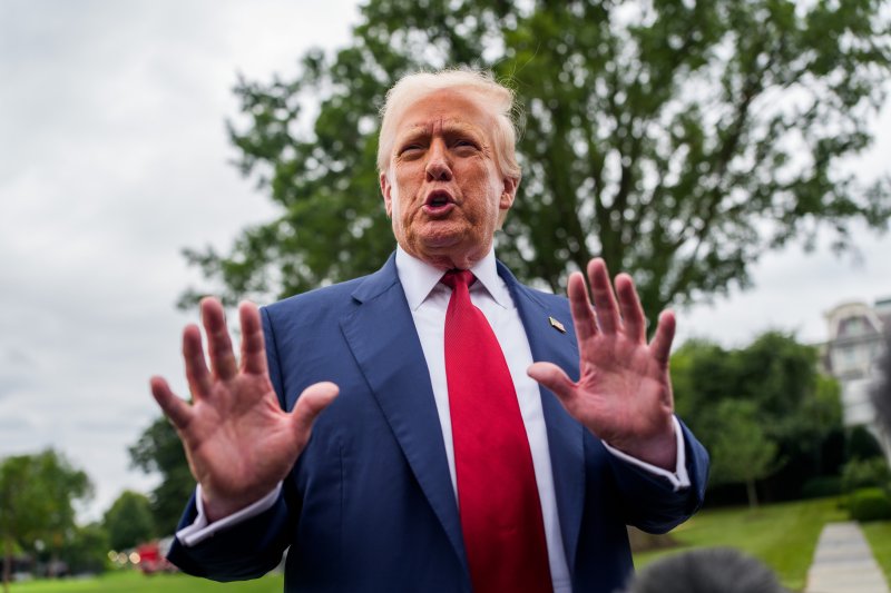 미국의 도널드 트럼프 대통령이 1일(현지시간) 미국 뉴저지주 베드민스터에서 기자들과 대화하고 있다.UPI연합뉴스