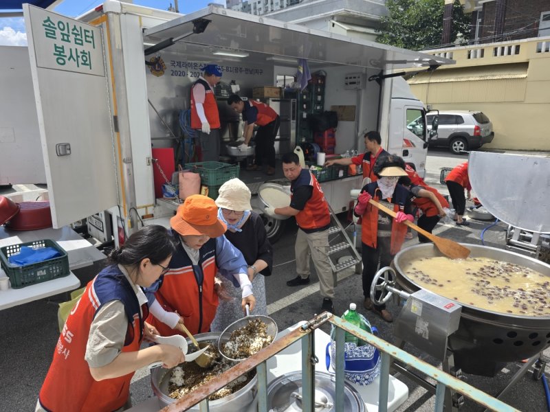 솔잎쉼터봉사회의 모습. (봉사회 제공. 재판매 및 DB 금지)