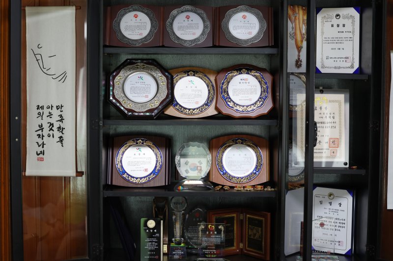 부덕임 솔잎쉼터봉사회장이 받은 표창장들. ⓒ News1 이승현 기자