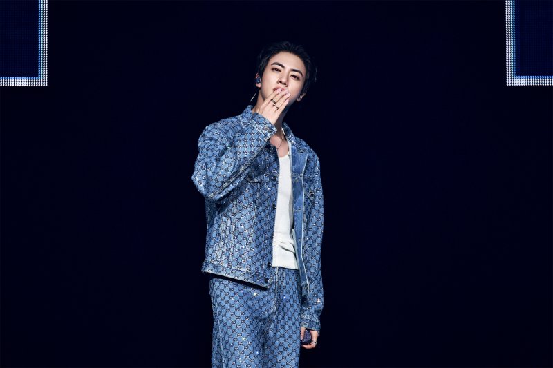 방탄소년단 진, 미국 투어 성료…9만 관객 운집