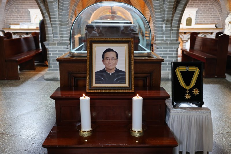 [서울=뉴시스] 조성우 기자 = 문화체육관광부가 지난 27일 선종한 천주교 고 안충석 신부에게 국민훈장 모란장을 추서했다고 밝혔다.사진은 29일 고인의 빈소가 마련된 서울 중구 명동 주교좌 명동대성당 지하성당에 놓인 훈장 모습. (사진=천주교 서울대교구 제공) 2025.07.29. photo@newsis.com *재판매 및 DB 금지