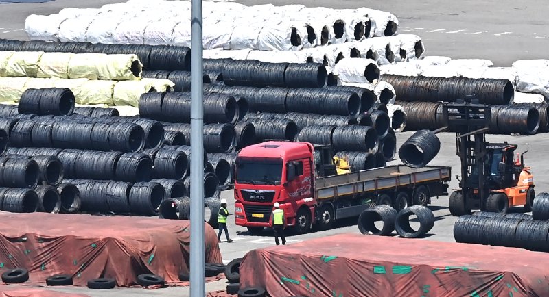 [평택=뉴시스] 김종택 기자 = 지난 6월 4일 경기 평택시 포승읍 평택항 수출 야적장에 철강 제품이 쌓여있는 모습. (사진은 기사와 직접 관련이 없습니다.) 2025.08.02. jtk@newsis.com