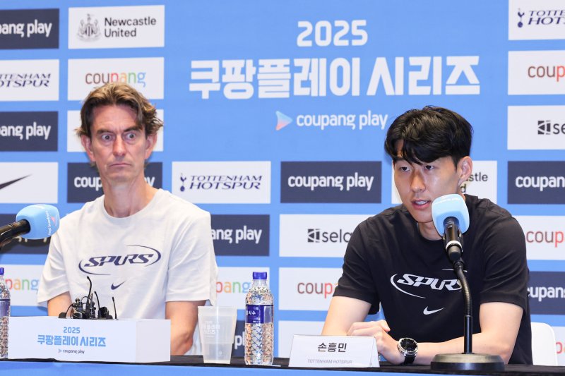 [서울=뉴시스] 권창회 기자 = 잉글랜드 프리미어리그 토트넘 홋스퍼 손흥민이 2일 오전 서울 여의도 IFC몰에서 열린 2025 쿠팡플레이 시리즈 토트넘 기자회견에서 발언하고 있다. 2025.08.02. kch0523@newsis.com