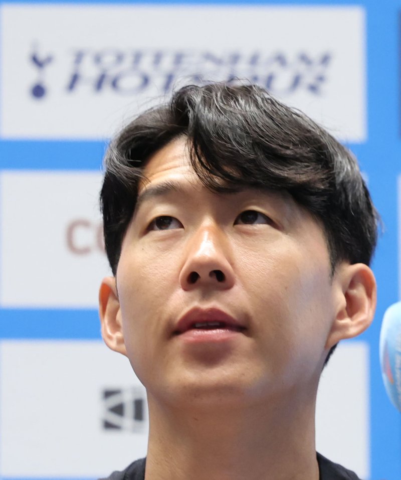 [서울=뉴시스] 권창회 기자 = 잉글랜드 프리미어리그 토트넘 홋스퍼 손흥민이 2일 오전 서울 여의도 IFC몰에서 열린 2025 쿠팡플레이 시리즈 토트넘 기자회견에서 생각에 잠겨 있다. 2025.08.02. kch0523@newsis.com