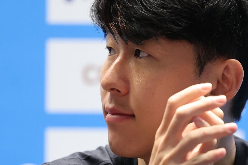 [서울=뉴시스] 권창회 기자 = 잉글랜드 프리미어리그 토트넘 홋스퍼 손흥민이 2일 오전 서울 여의도 IFC몰에서 열린 2025 쿠팡플레이 시리즈 토트넘 기자회견에서 생각에 잠겨 있다. 2025.08.02. kch0523@newsis.com