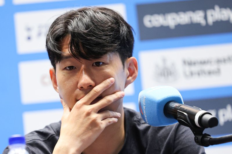 [서울=뉴시스] 권창회 기자 = 잉글랜드 프리미어리그 토트넘 홋스퍼 손흥민이 2일 오전 서울 여의도 IFC몰에서 열린 2025 쿠팡플레이 시리즈 토트넘 기자회견에서 생각에 잠겨 있다. 2025.08.02. kch0523@newsis.com