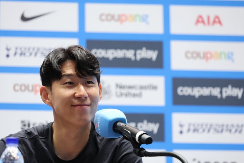 [서울=뉴시스] 권창회 기자 = 잉글랜드 프리미어리그 토트넘 홋스퍼 손흥민이 2일 오전 서울 여의도 IFC몰에서 열린 2025 쿠팡플레이 시리즈 토트넘 기자회견에서 미소짓고 있다. 2025.08.02. kch0523@newsis.com