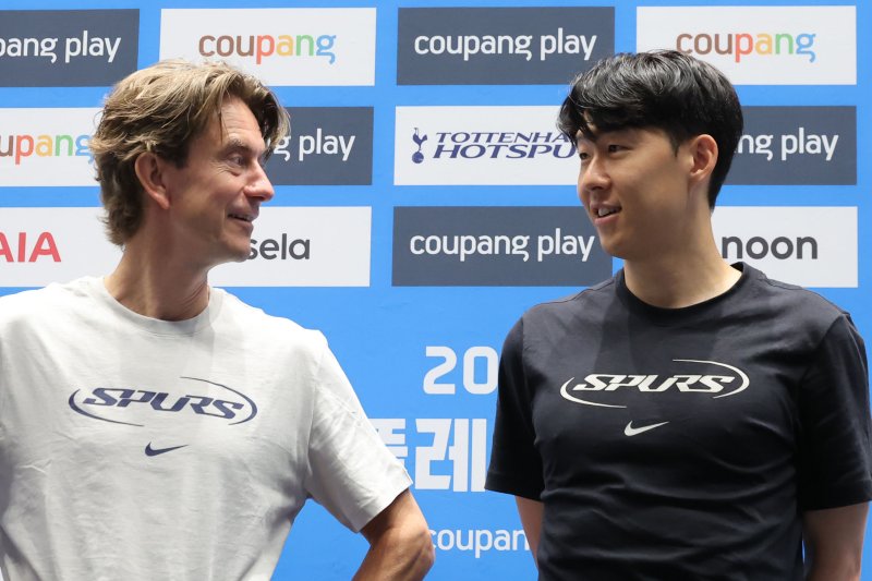 [서울=뉴시스] 권창회 기자 = 잉글랜드 프리미어리그 토트넘 홋스퍼 토마스 프랭크 감독과 손흥민이 2일 오전 서울 여의도 IFC몰에서 열린 2025 쿠팡플레이 시리즈 토트넘 기자회견에서 대화를 나누고 있다. 2025.08.02. kch0523@newsis.com