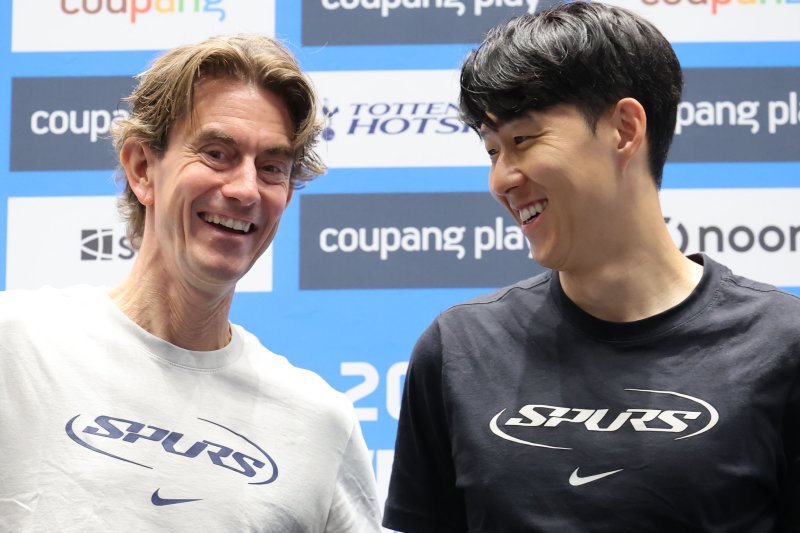 [서울=뉴시스] 권창회 기자 = 잉글랜드 프리미어리그 토트넘 홋스퍼 토마스 프랭크 감독과 손흥민이 2일 오전 서울 여의도 IFC몰에서 열린 2025 쿠팡플레이 시리즈 토트넘 기자회견에서 대화를 나누고 있다. 2025.08.02. kch0523@newsis.com