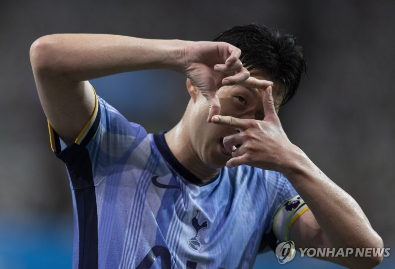 '찰칵 세리머니'를 펼치는 손흥민 (출처=연합뉴스)