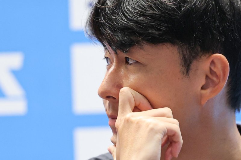 [서울=뉴시스] 권창회 기자 = 잉글랜드 프리미어리그 토트넘 홋스퍼 손흥민이 2일 오전 서울 여의도 IFC몰에서 열린 2025 쿠팡플레이 시리즈 토트넘 기자회견에서 생각에 잠겨 있다. 2025.08.02. kch0523@newsis.com