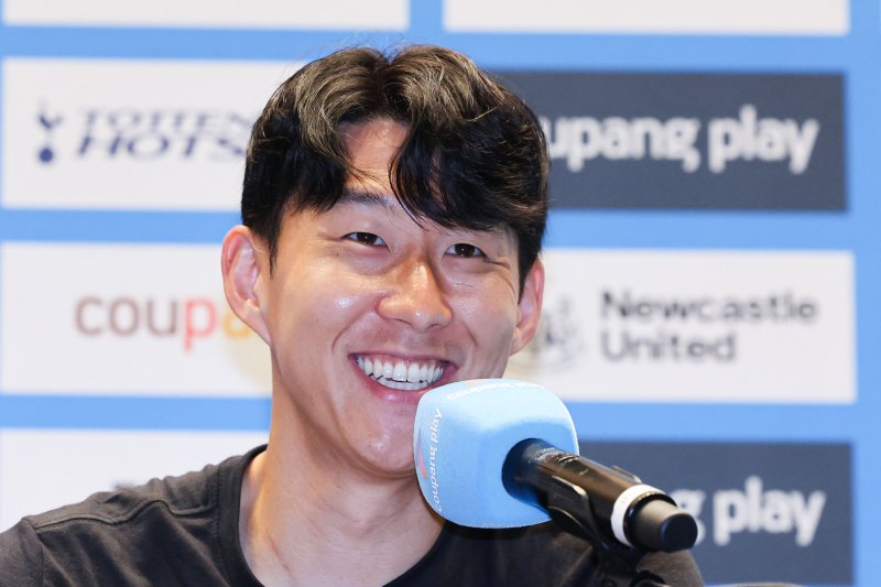 [서울=뉴시스] 권창회 기자 = 잉글랜드 프리미어리그 토트넘 홋스퍼 손흥민이 2일 오전 서울 여의도 IFC몰에서 열린 2025 쿠팡플레이 시리즈 토트넘 기자회견에서 취재진 질의에 답하며 미소짓고 있다. 2025.08.02. kch0523@newsis.com