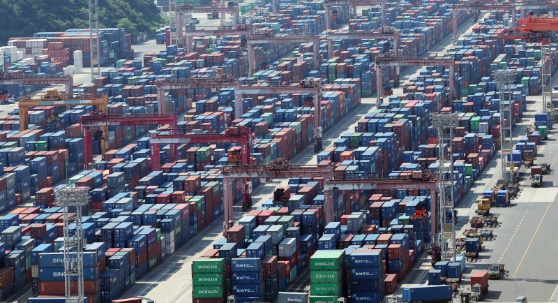 [부산=뉴시스] 하경민 기자 = 부산 남구 신선대부두 야적장에 수출입 컨테이너가 쌓여 있다. 2025.08.01. yulnetphoto@newsis.com