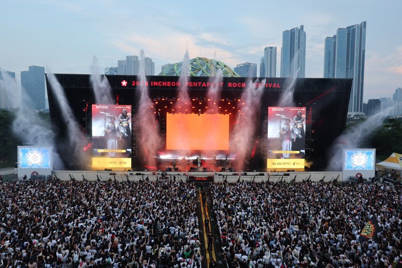인천 송도달빛공원에서 열린 '2025 인천펜타포트 음악축제'에서 관람객들이 장기하의 공연을 즐기고 있다. 뉴시스