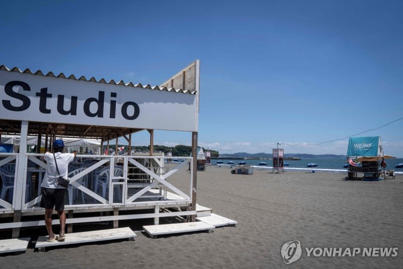 쓰나미 경보에 한산한 일본 후지사와 해변 (출처=연합뉴스)