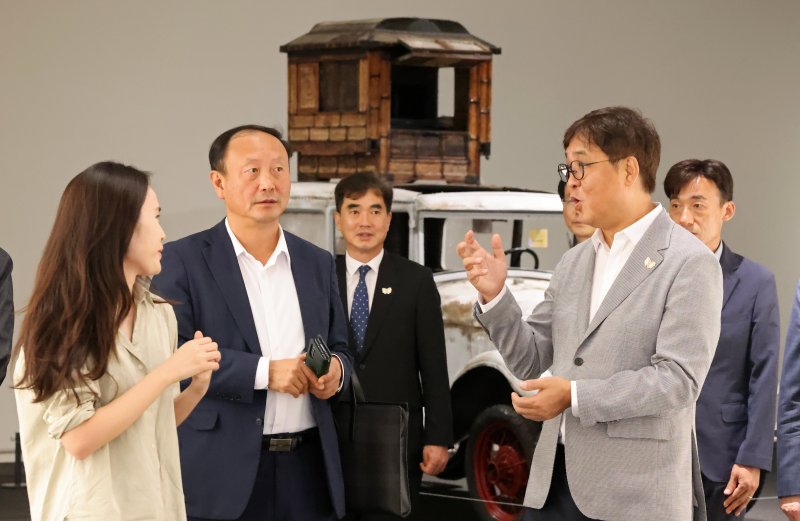 최휘영 문화체육관광부 장관이 1일 취임 후 첫 일정으로 아시아태평양경제협력체(APEC) 정상회의’ 개최지인 경주를 찾아 우양미술관을 살펴보고 있다. (사진=문체부 제공) *재판매 및 DB 금지