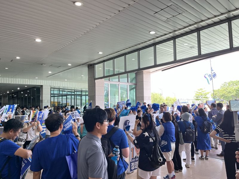 2일 경기 고양 킨텍스에서 열린 더불어민주당 제2차 임시전국당원대회에 파란색 옷을 입은 당원들 모습. 사진=김형구 기자