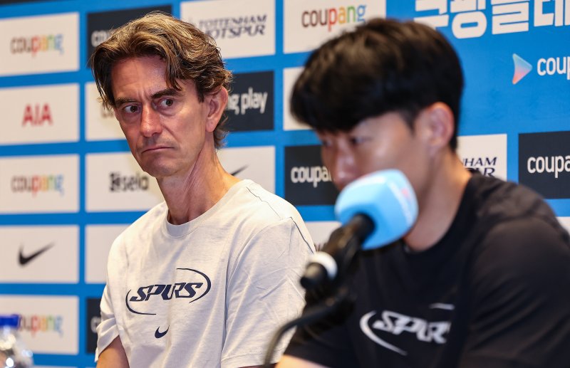 토마스 프랑크 토트넘 감독이 2일 서울 영등포구 IFC TWO The Forum에서 열린 2025 쿠팡플레이 시리즈 토트넘 프리 기자회견에서 손흥민을 바라보고 있다. 2025.8.2/뉴스1 ⓒ News1 김도우 기자