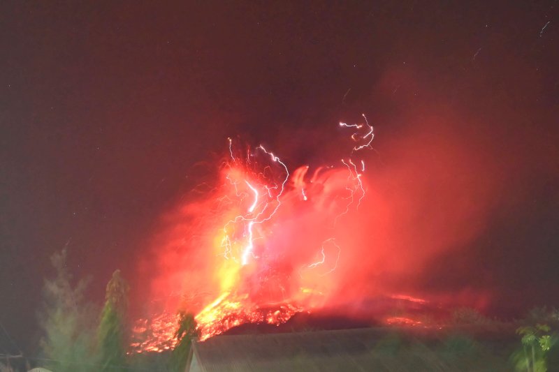 [플로레스=AP/뉴시스] 2일(현지 시간) AP통신에 따르면 1일 저녁 분화로 화산재 구름이 10㎞까지 치솟았던 라키라키 화산은 5시간도 채 되지 않아 화산재와 화산 물질 기둥이 최대 18㎞ 높이까지 치솟았다. 인도네시아 에너지광물자원부 지질청이 공개한 사진으로, 2일 동 플로레스에 있는 레워토비 라키라키 화산이 분화 중 용암이 빛나고 있다.