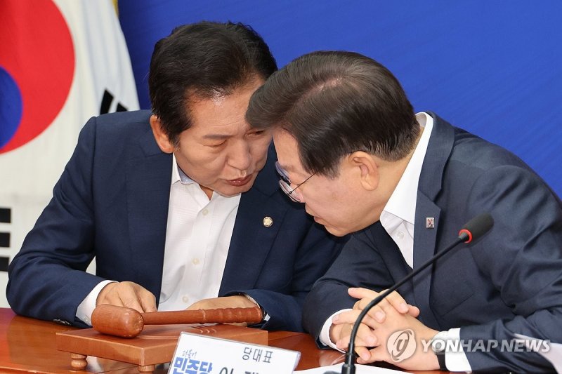 정청래 최고위원과 대화하는 이재명 대표 (출처=연합뉴스)