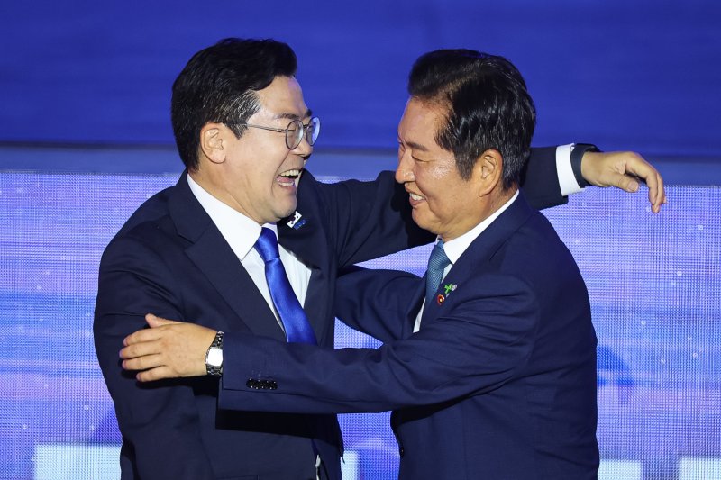 정청래 더불어민주당 신임 당대표와 박찬대 후보가 2일 경기 고양시 킨텍스에서 열린 제2차 임시전국당원대회에서 당선 발표 후 포옹하고 있다. 2025.8.2/뉴스1 ⓒ News1 유승관 기자
