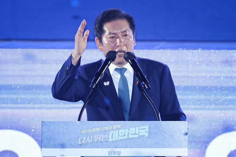 정청래 더불어민주당 신임 당대표가 2일 경기 고양시 킨텍스에서 열린 제2차 임시전국당원대회에서 당대표 수락 연설을 하고 있다. 2025.8.2/뉴스1 ⓒ News1 유승관 기자