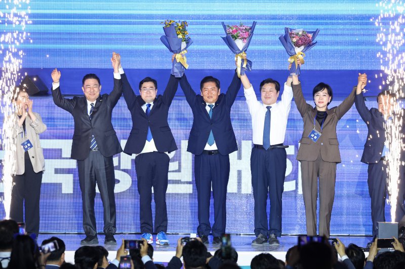 정청래 더불어민주당 신임 당대표와 황명선 최고위원을 비롯한 지도부가 2일 경기 고양시 킨텍스에서 열린 제2차 임시전국당원대회에서 당원들을 향해 손을 들어보이고 있다. 2025.8.2/뉴스1 ⓒ News1 유승관 기자