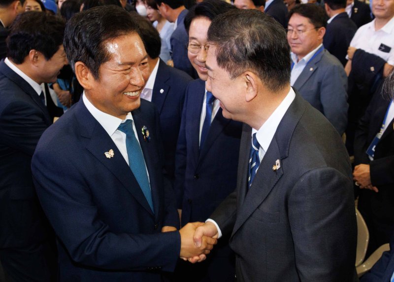 정청래 더불어민주당 신임 당대표와 김병기 원내대표가 2일 경기 고양시 킨텍스에서 열린 제2차 임시전국당원대회에서 악수하고 있다. (공동취재) 2025.8.2/뉴스1 ⓒ News1 유승관 기자