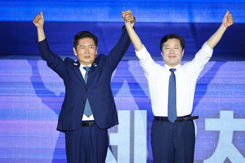 정청래 더불어민주당 신임 당대표와 황명선 최고위원이 2일 경기 고양시 킨텍스에서 열린 제2차 임시전국당원대회에서 당선 발표 후 당원들을 향해 손을 들어 보이고 있다. 2025.8.2/뉴스1 ⓒ News1 유승관 기자