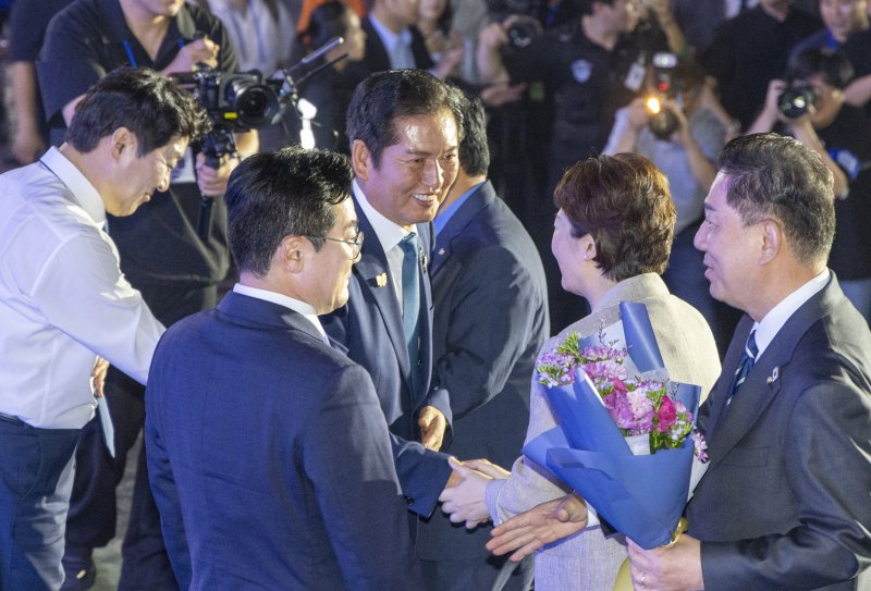 정청래 더불어민주당 신임 당대표가 2일 경기 고양시 킨텍스에서 열린 제2차 임시전국당원대회에서 당선 발표 후 의원들과 인사하고 있다. (공동취재) 2025.8.2/뉴스1 ⓒ News1 유승관 기자