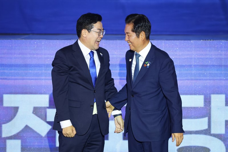 정청래 더불어민주당 신임 당대표와 박찬대 후보가 2일 경기 고양시 킨텍스에서 열린 제2차 임시전국당원대회에서 당선 발표 후 서로를 격려하고 있다. 2025.8.2/뉴스1 ⓒ News1 유승관 기자