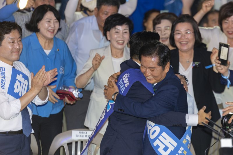 정청래 더불어민주당 신임 당대표가 2일 경기 고양시 킨텍스에서 열린 제2차 임시전국당원대회에서 결과 발표 후 박찬대 후보와 포옹하고 있다. (공동취재) 2025.8.2/뉴스1 ⓒ News1 유승관 기자