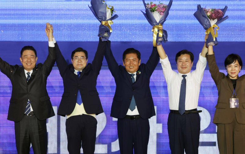 정청래 더불어민주당 신임 당대표(가운데)가 2일 경기 고양시 킨텍스에서 열린 제2차 임시전국당원대회에서 수락 연설을 하고 있다. 왼쪽부터 김병기 원내대표, 박찬대 후보, 정 대표, 황명선 신임 최고위원, 전현희 최고위원. (공동취재) 2025.8.2/뉴스1 ⓒ News1 유승관 기자