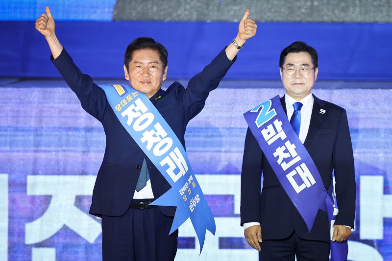 정청래 더불어민주당 당대표 후보가 2일 경기 고양시 킨텍스에서 열린 제2차 임시전국당원대회에서 당원들을 향해 인사하고 있다. 오른쪽은 박찬대 후보. 2025.8.2/뉴스1 ⓒ News1 유승관 기자