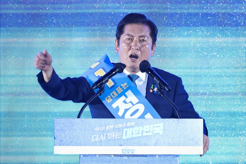 정청래 더불어민주당 당대표 후보가 2일 경기 고양시 킨텍스에서 열린 제2차 임시전국당원대회에서 정견발표를 하고 있다. 2025.8.2/뉴스1 ⓒ News1 유승관 기자