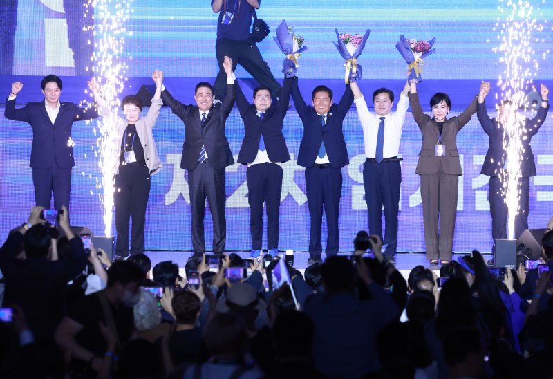 [고양=뉴시스] 고승민 기자 = 정청래 신임 더불어민주당 대표가 2일 경기 고양 킨텍스에서 열린 더불어민주당 제2차 임시전국당원대회에서 김병기 원내대표 등 참석자들과 기념촬영하고 있다. 2025.08.02. kkssmm99@newsis.com