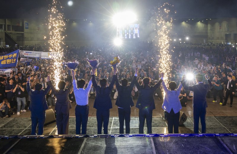 [고양=뉴시스] 고승민 기자 = 정청래 더불어민주당 신임 대표가 2일 경기 고양 킨텍스에서 열린 더불어민주당 제2차 임시전국당원대회에서 지도부와 함께 인사를 하고 있다. (공동취재) 2025.08.02. photo@newsis.com
