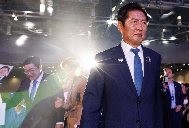 [고양=뉴시스] 고승민 기자 = 정청래 더불어민주당 신임 대표가 2일 오후 경기 고양시 킨텍스에서 열린 제2차 임시전국당원대회에서 수락연설을 위해 단상으로 향하고 있다. (공동취재) 2025.08.02. photo@newsis.com