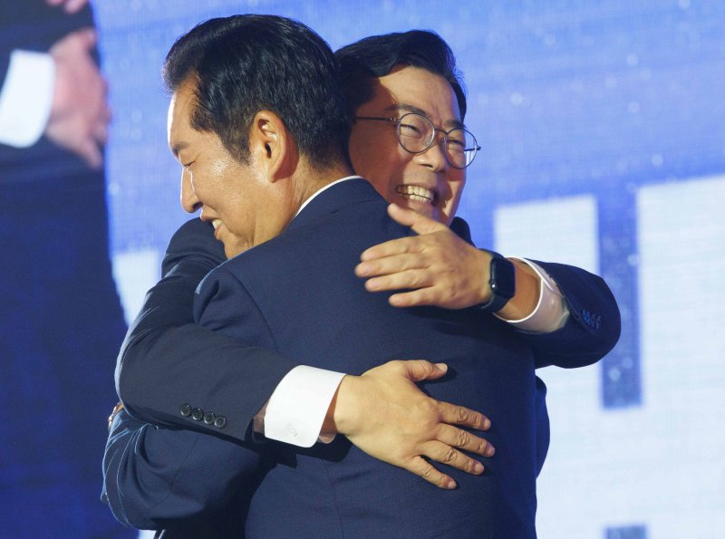 정청래 더불어민주당 신임 당대표와 박찬대 후보가 2일 경기 고양시 킨텍스에서 열린 제2차 임시전국당원대회에서 당선 발표 후 포옹하고 있다. (공동취재) 2025.8.2/뉴스1 ⓒ News1 유승관 기자