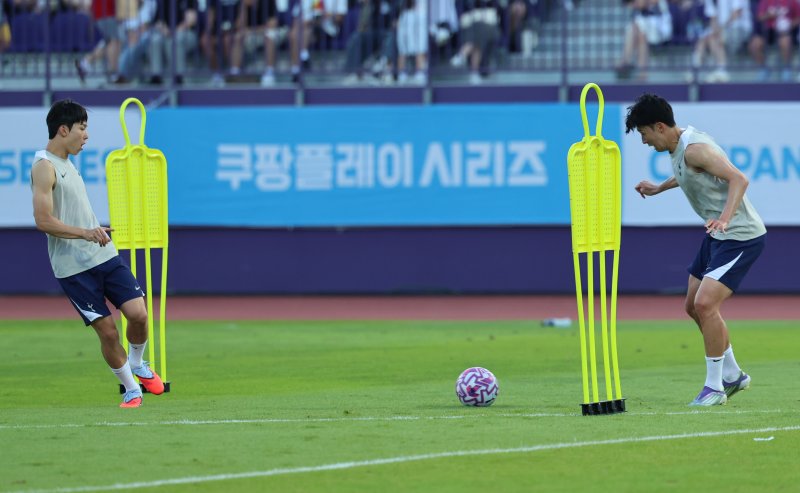 [안양=뉴시스] 권창회 기자 = 잉글랜드 프리미어리그 토트넘 홋스퍼 손흥민과 양민혁이 2일 경기 안양시 안양종합운동장에서 열린 2025 쿠팡플레이 시리즈 토트넘 오픈 트레이닝에서 훈련을 하고 있다. 2025.08.02. kch0523@newsis.com