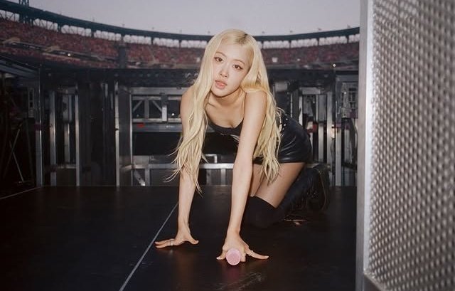 로제, 뉴욕 공연서 무대 위 요염 자태…수만명 홀린 비주얼 [N샷]