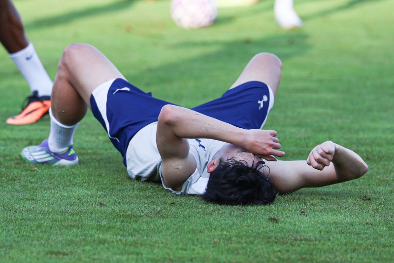 [안양=뉴시스] 권창회 기자 = 잉글랜드 프리미어리그 토트넘 홋스퍼 손흥민이 2일 경기 안양시 안양종합운동장에서 열린 2025 쿠팡플레이 시리즈 토트넘 오픈 트레이닝에서 훈련 도중 쓰러져 있다. 2025.08.02. kch0523@newsis.com