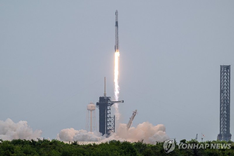 1일 NASA의 '크루-11' 임무를 위해 미국 플로리다에서 발사된 스페이스X 팰컨9 로켓 (출처=연합뉴스)