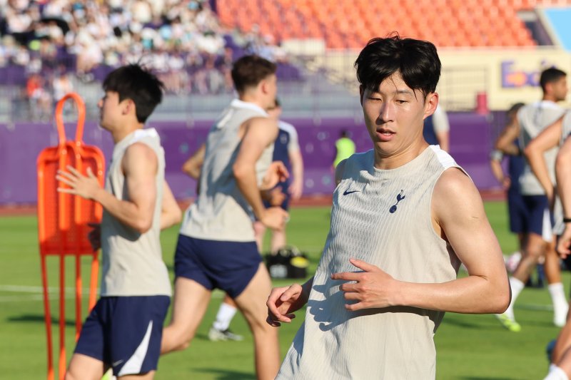 [안양=뉴시스] 권창회 기자 = 잉글랜드 프리미어리그 토트넘 홋스퍼 손흥민이 2일 경기 안양시 안양종합운동장에서 열린 2025 쿠팡플레이 시리즈 토트넘 오픈 트레이닝에서 훈련을 하고 있다. 뉴시스