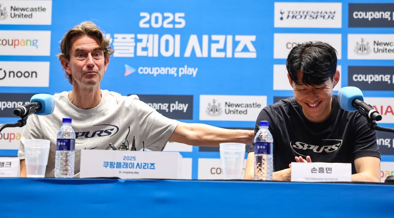 토마스 프랑크 토트넘 감독이 2일 서울 영등포구 IFC TWO The Forum에서 열린 2025 쿠팡플레이 시리즈 토트넘 프리 기자회견에서 손흥민을 다독이고 있다. 2025.8.2/뉴스1 ⓒ News1 김도우 기자