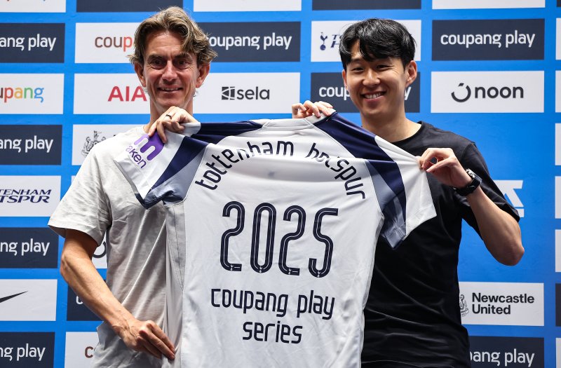 토마스 프랑크 토트넘 감독과 손흥민이 2일 서울 영등포구 IFC TWO The Forum에서 열린 2025 쿠팡플레이 시리즈 토트넘 프리 기자회견에서 기념촬영을 하고 있다. 2025.8.2/뉴스1 ⓒ News1 김도우 기자