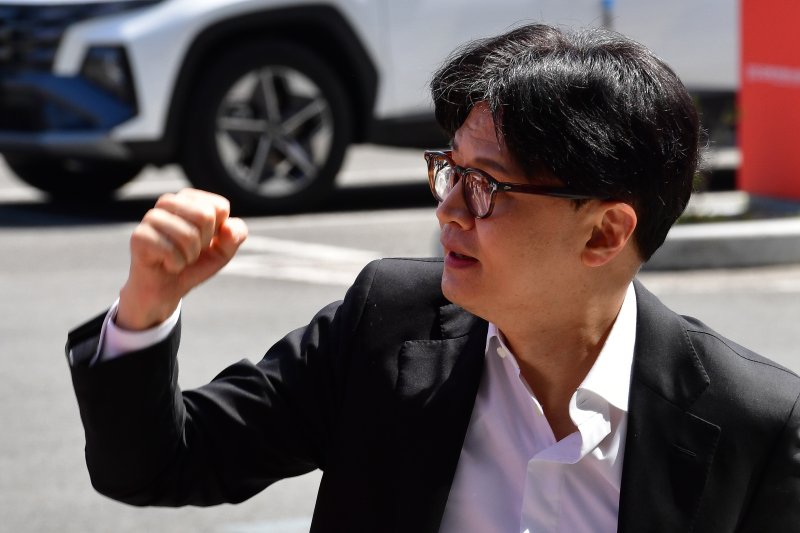 한동훈 국민의힘 대선경선 후보가 21일 오전 2025 APEC 정상회의가 열리는 경북 경주시 화백컨벤션센터를 방문한 자리에서 지지자들의 환호에 주먹을 불끈 쥐고 있다. 2025.4.21/뉴스1 ⓒ News1 최창호 기자