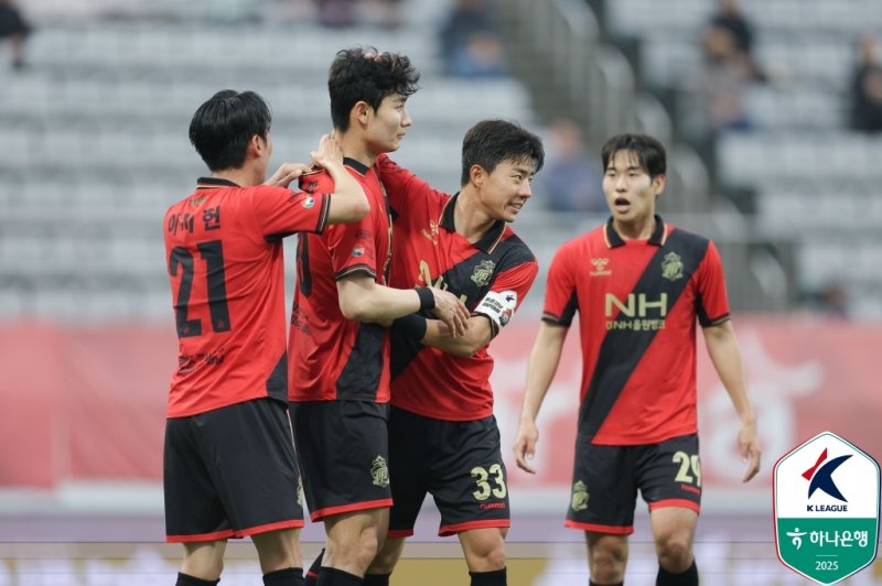 [서울=뉴시스] 프로축구 K리그2 경남FC의 이중민(왼쪽에서 2번째). (사진=한국프로축구연맹 제공) *재판매 및 DB 금지